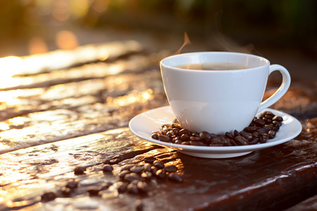 热咖啡的咖啡豆的旧木桌上的杯子