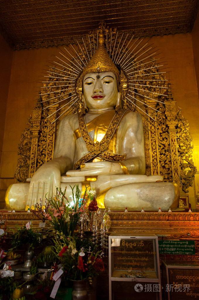 坐在缅甸曼德勒神庙的大理石佛像