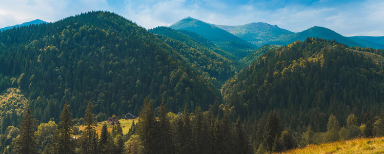 喀尔巴阡山山谷的全景