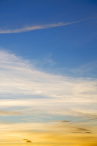 日出在彩色的天空白色背景