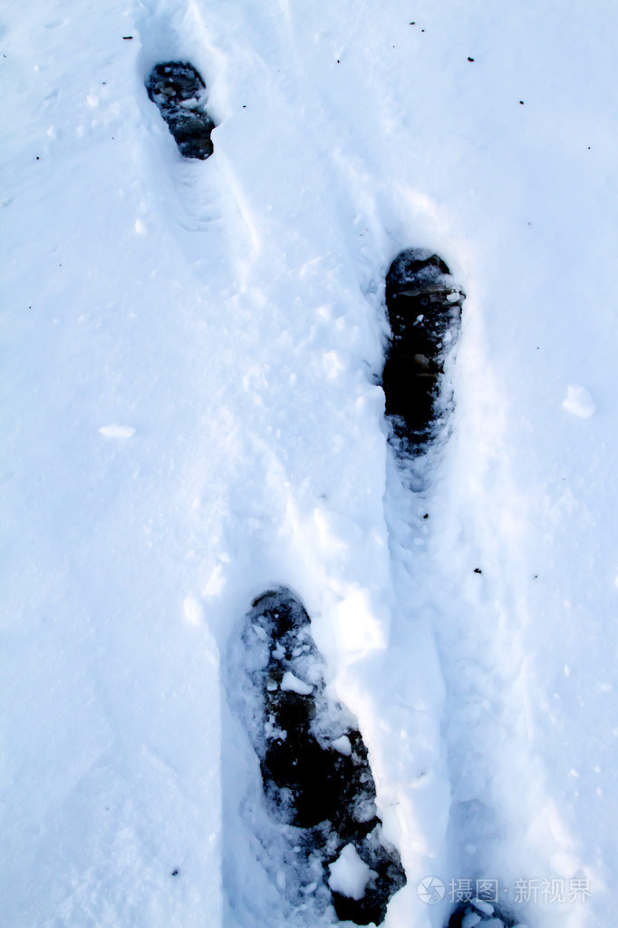 在雪中的脚印照片-正版商用图片1kapbm-摄图新视界