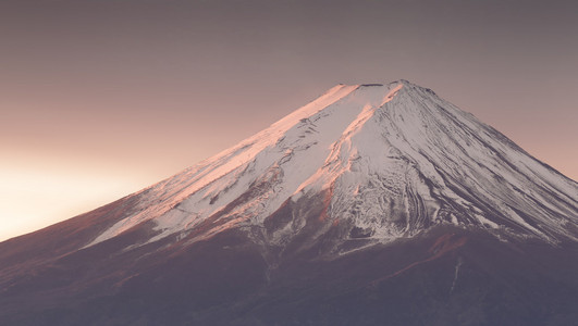 富士山的山顶与雪