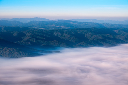 秋季景观图的山山上云雾，斯拉夫