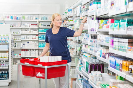 女化学家安排产品在药房图片