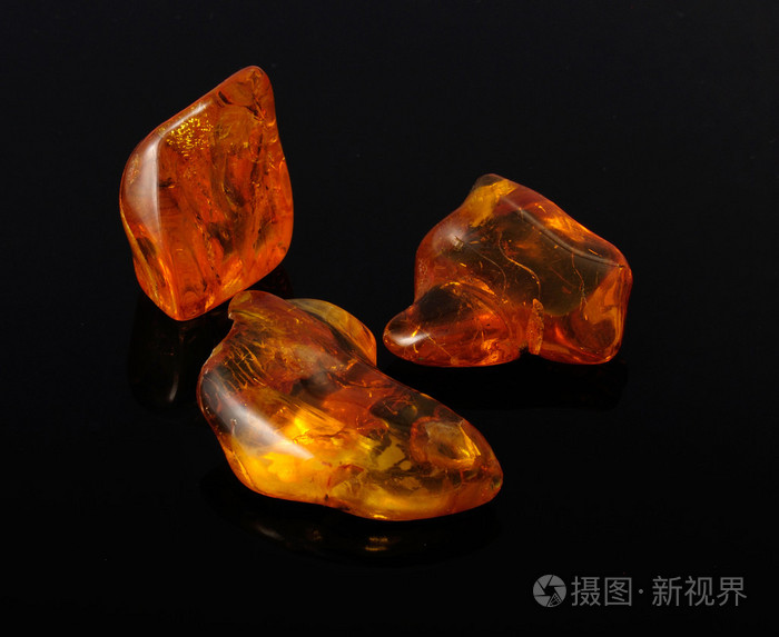 在黑色的琥珀色宝石.软焦点,定了调子的照片
