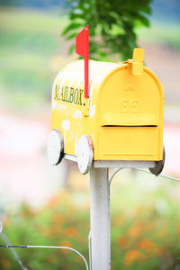 在花园里装饰的黄色邮箱