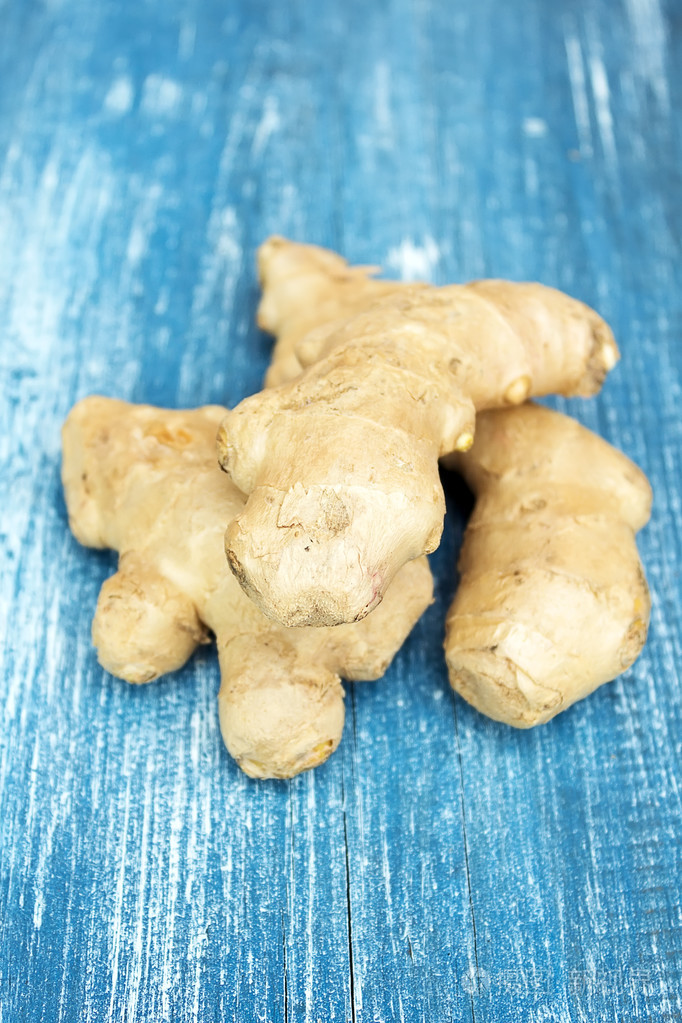 新鲜的生姜根