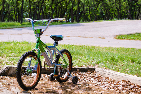 公园内带训练轮的自行车