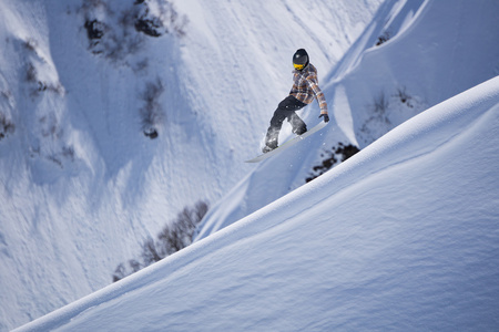 在山上飞滑雪板