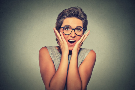 幸福的年轻女子满脸惊讶,完全不敢相信照片