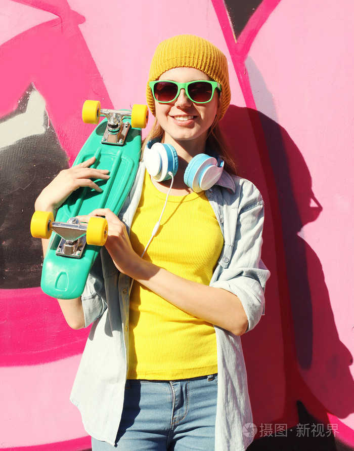 穿着黄色五颜六色的太阳镜的漂亮酷女孩