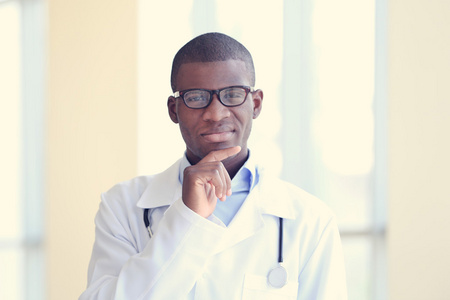 英俊的非洲裔美国医生图片