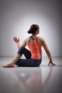 运动适合瑜伽女人做法瑜伽体式