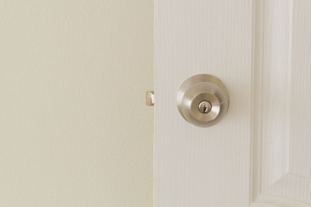 白色门上的门锁和钥匙