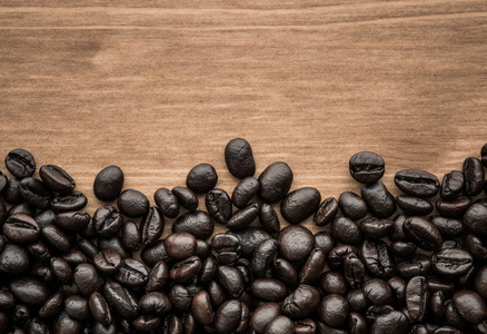 在木板上的褐色咖啡豆的背景