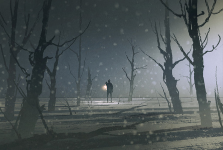 男子持灯笼站在黑暗的森林与雾