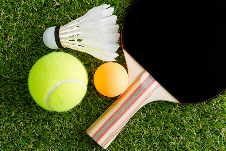 毽球在木背景在绿色草地上的运动器材照片