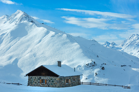 石质房子和阿尔卑斯山的冬天查看