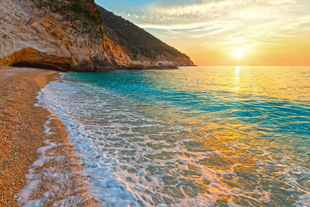 日落在迈尔托斯海滩希腊凯法洛尼亚电离海。