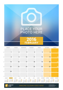 2016 年 2 月。墙体为 2016 年的月历。矢量设计打印模板与地方为照片和年的日历。每周从星期一开始