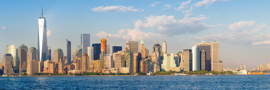 在纽约市曼哈顿下城天际线的全景视图