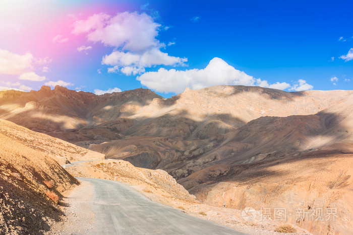 喜马拉雅山沙漠景观与山 道路和云。查谟和克什米尔邦，印度北部