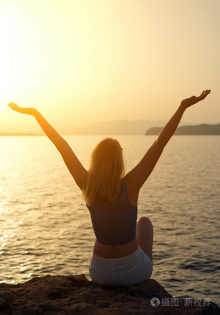 在日落时张开双臂拥抱的女人文本的地方