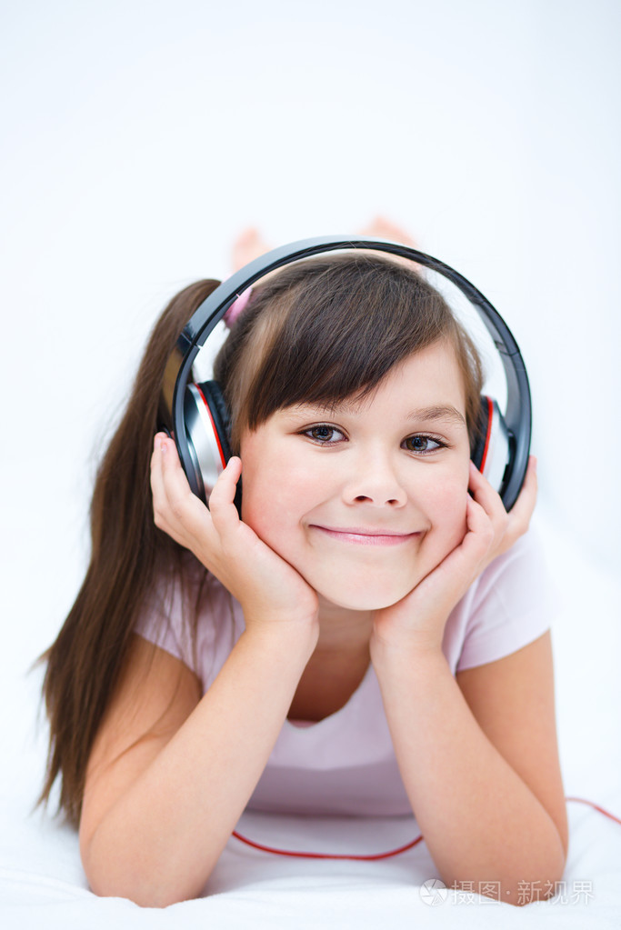 享受音乐使用头戴式耳机的女孩