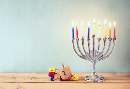 现在犹太节日光明节与甘露节的关键形象传统