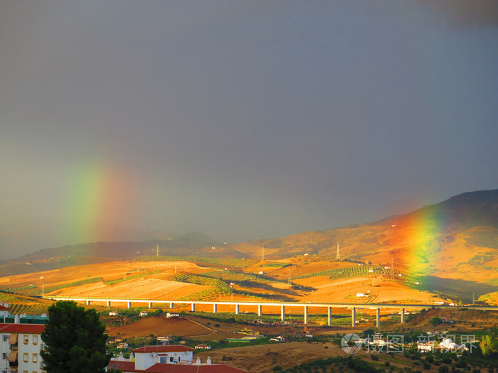 山谷上空的两个彩虹