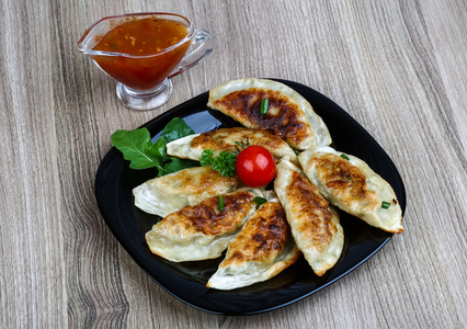 油炸 gyoza 与甜酱