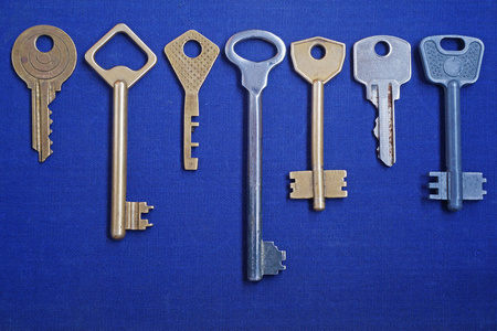 七把钥匙。蓝色背景上的钥匙