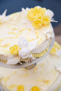 用鲜花的美味婚礼蛋糕