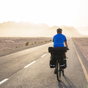 在以色列的沙漠道路上骑自行车