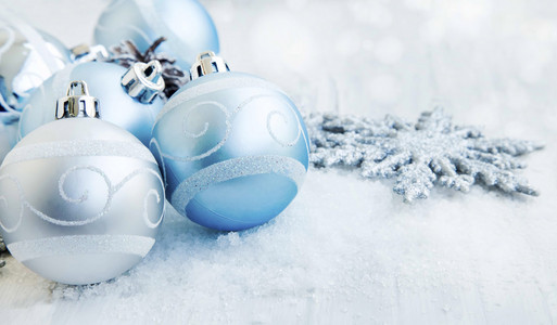 火花和雪银和蓝色圣诞球