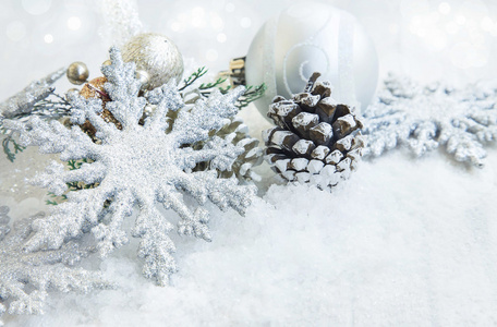 节日的银色圣诞雪花饰品和雪