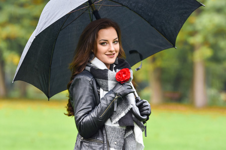 在秋天的一把雨伞的女孩