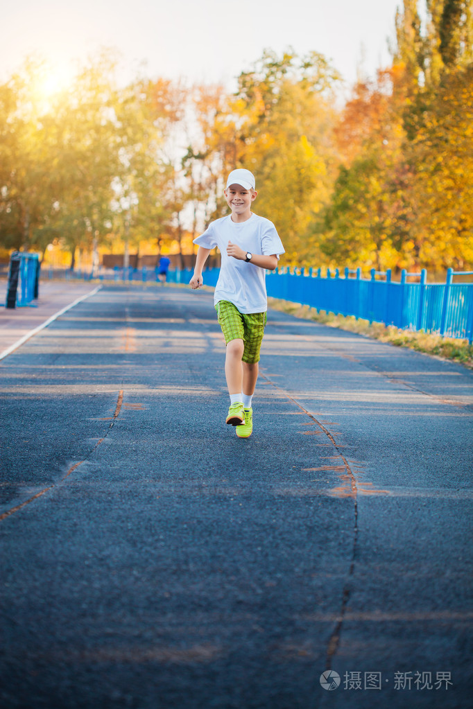 小男孩青少年在球场上的体育锻炼