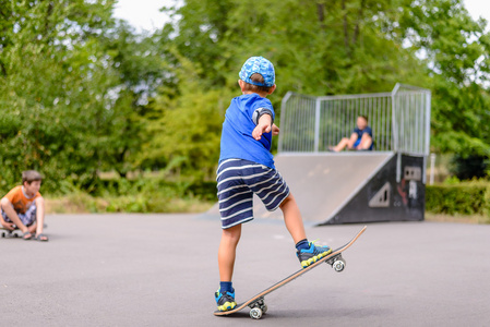 小男孩滑板图片