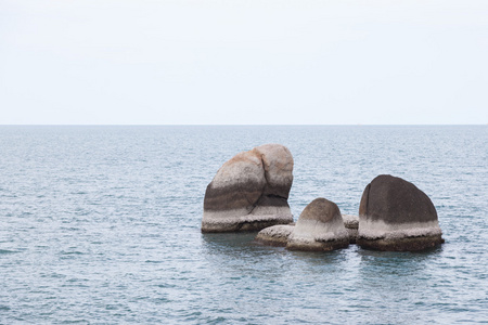 海滩的祖父岩