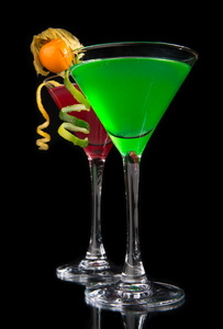 两杯绿色和红色的国际鸡尾酒