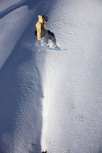 在山上飞滑雪板