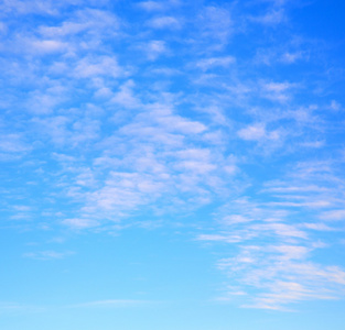 在蓝色的天空白色软云和抽象背景