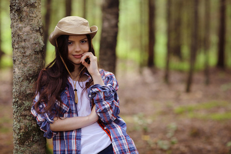 漂亮的女孩在树林里旅行