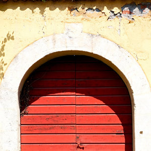 旧门在意大利老安西昂木和传统的纹理