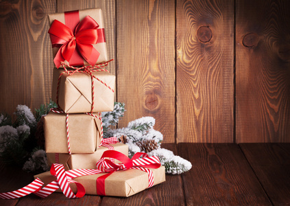 圣诞礼品盒和树枝