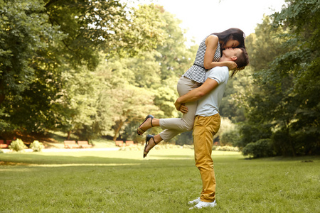 公园热恋中的情侣图片