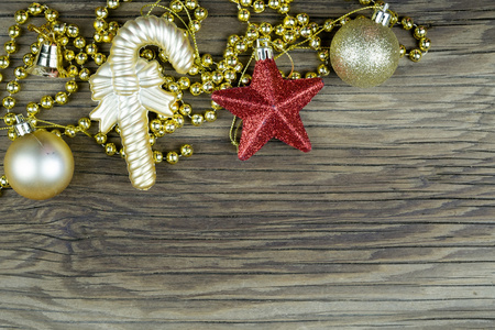 老木背景上的圣诞装饰品