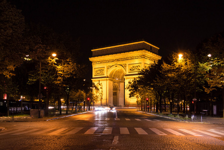 到了晚上，法国巴黎凯旋门