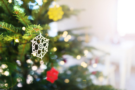 钩针编织的装饰圣诞树上